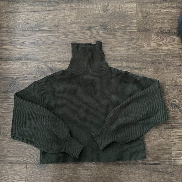 Cropped Long Sleeve Turtle Neck Sweater - Picture 4 of 4